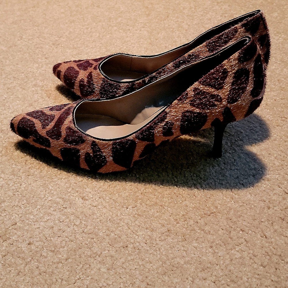Giraffe patterned pumps. Super cute!